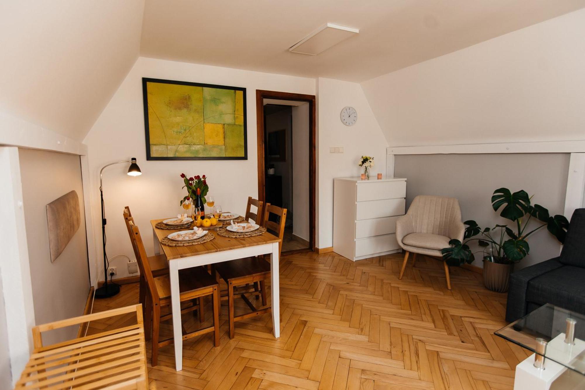 Maya's Flats & 23 Attic - Ogarna Old Town Apartment