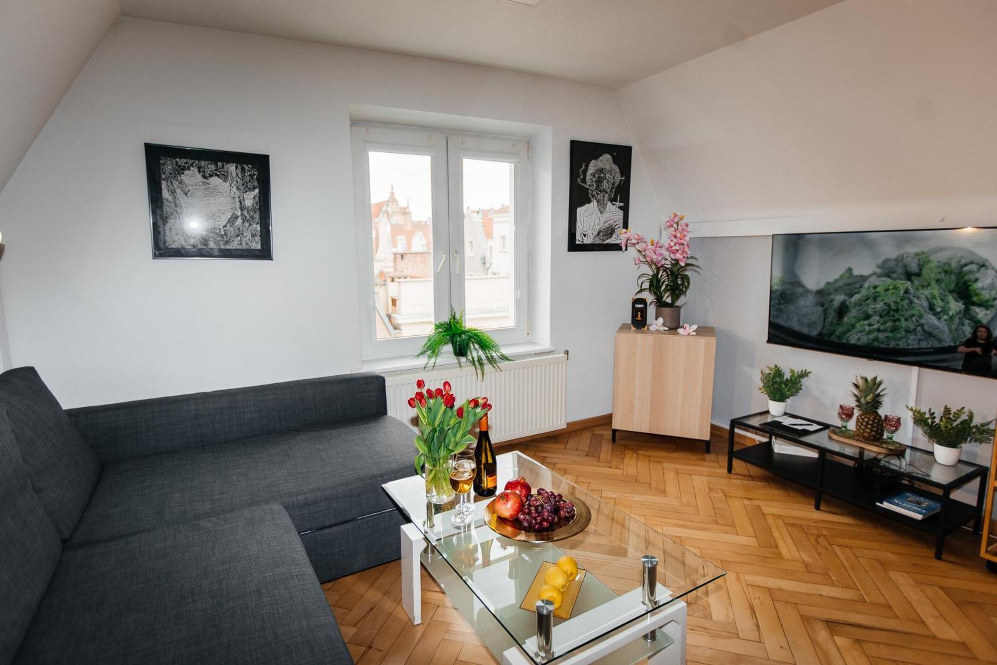 Maya's Flats & 23 Attic - Ogarna Old Town Apartment *